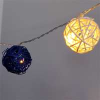 Iris Iris Gömb alakú fonott/rattan/4m/fehér + kék/20db LED-es/3xAA elemes fénydekoráció