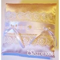 Gyűrűpárna pasztellrózsaszín alapon csipkével, szalaggal és gyönggyel