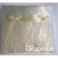 Gyűrűpárna csipkével és szalaggal díszítve