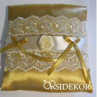 Arany gyűrűpárna csipkével, szalaggal és virággal