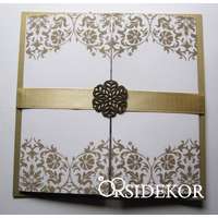 Esküvői meghívó szalaggal és fém dísszel