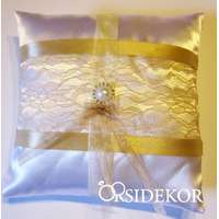 Gyűrűpárna csipkével, szalaggal és gyönggyel