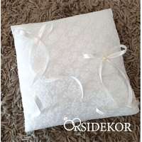 Gyűrűpárna csipkével, szalaggal és gyönggyel