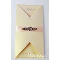 Esküvői meghívó szalaggal és fém dísszel