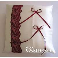 Gyűrűpárna bordó csipkével és szalaggal díszítve
