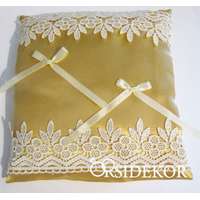 Arany gyűrűpárna csipkével és szalaggal