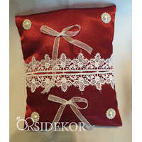 Bordó gyűrűpárna szalaggal, csipkével és gyönggyel díszítve