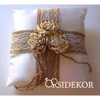 Szatén gyűrűpárna vintage stílusban - jutával, csipkével és rusztikus virággal