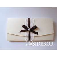 Esküvői meghívó csipkével, szalaggal és gyönggyel