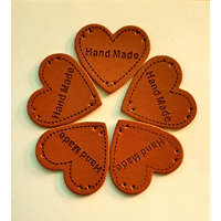 Bőr hatású felvarrható "Hand Made" cimke, szív forma - 5db/csomag