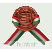 Hunbolt Kerámia kokárda Kossuth címerrel, nemzeti színű szalaggal és biztosító tűvel