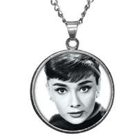 Maria King CARSTON Elegant Audrey Hepburn – medál lánccal