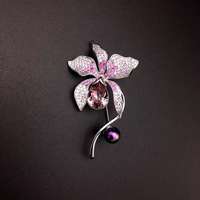 Swarovski Platinával bevont exkluzív virágszál bross áttetsző és rózsaszín Swarovski kristályokkal (0922.)