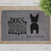  "Dogs Welcome" Boston terrier szöveges lábtörlő szürke háttérrel (60 x 40 x 0,2 cm)