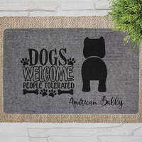  "Dogs Welcome" American Bully szöveges lábtörlő szürke háttérrel (60 x 40 x 0,2 cm)
