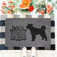  "Dogs Welcome" Pumi szöveges lábtörlő szürke háttérrel (60 x 40 x 0,2 cm)