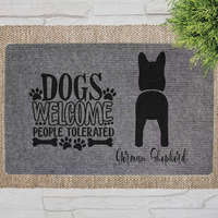  "Dogs Welcome" Németjuhász szöveges lábtörlő szürke háttérrel (60 x 40 x 0,2 cm)