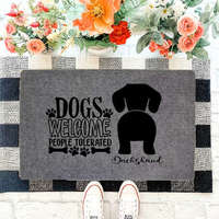  "Dogs Welcome" Tacskó szöveges lábtörlő szürke háttérrel (60 x 40 x 0,2 cm)