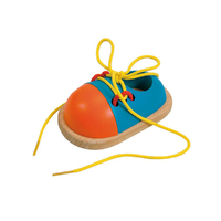 Woodyland Színes fa játék cipőcske fűzővel - Woodyland