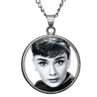 MariaKing CARSTON Elegant Audrey Hepburn – medál lánccal