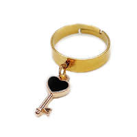 MariaKing Fekete tűzzománc kulcs charmos állítható méretű gyűrű, arany színű, választható szélességben
