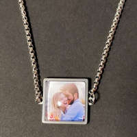 MariaKing Fényképes nyaklánc rozsdamentes acél box chain lánccal, négyzet alakú medállal (márkadobozzal)