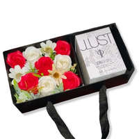  Fekete box ajándékdoboz piros-fehér szappanrózsával - Jlo Just parfüm