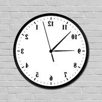 Visszafelé járó falióra /tükrözött számokkal/