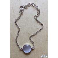 Fehér kristály színű kabosonnal karkötő, ezüst színű lánccal