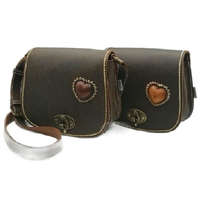 Női bőr válltáska szív dísszel