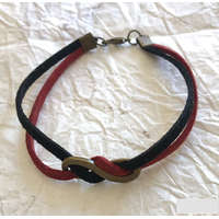 Karkötő bordó-fekete bőrcsíkokkal és végtelen medállal