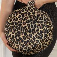 Prána Párna Kerek Premium Tönkölyhéj ülőpárna 33x13 cm + Safari Collection huzat - Leopard
