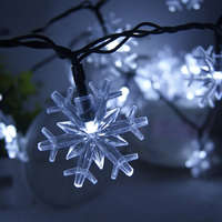  ?Hideg fehér, napelemes karácsonyi fényfüzér hópehely alakú LED izzókkal / fényérzékelővel, kültérre, 6 méter
