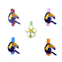 Dekorációs csipesz (5db-os, jobbra néző, színes csőrű tukán, fehér virággal)