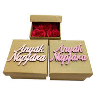 DIY-Kreativhobby Szappanrózsa doboz - Anyák napjára felirattal négyzetes forma piros rózsával, rózsaszín felirattal