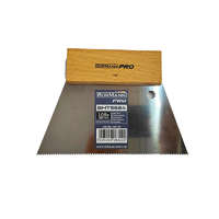 <p><a href="https://www.elefantszerszam.hu/BORMANN-Pro"><img src="https://shop.unas.hu/shop_ordered/69983/pic/BORMANNPro.png" width="150" height="63" alt="" /></a></p> BORMANN Pro rozsdamentes acél csempe spatula 108x180x100mm finom fogazattal 2,4 mm (BHT5824)