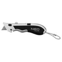 <!HTML KOD><p><a href="https://www.elefantszerszam.hu/NEO"><img src="https://shop.unas.hu/shop_ordered/69983/pic/1.jpg" width="150" height="58" alt="" /></a></p> NEO Trapézpengés kés, mini, alu ház, 4penge, 30db/doboz (63-703)