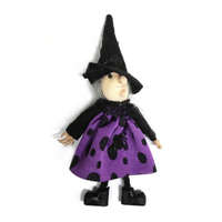 Fakopáncs Halloween dekorációs figura (boszorkány fekete kalapban és lila ruhában)