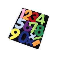 Filc tábla számokkal és ábécével