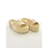 MB Collection MB Collection női papucs - Platfrom talpkialakítású, puha felsőrész, dekoratív aranyszínű fém díszítéssel M25-1-SS-185/T012