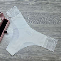 Poppy Lézervágott csipkés szélű tanga Fehér