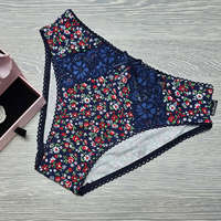 Barones Barones normál bugyi széles oldalú csipke díszítéssel kék virág mintás M