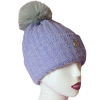 Női kötött polár béléses sapka anyagában hosszában mintás csillogós világos lila