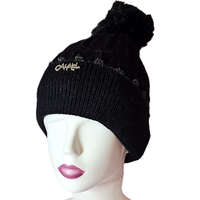 Női kötött polár béléses sapka anyagában mintás Fekete