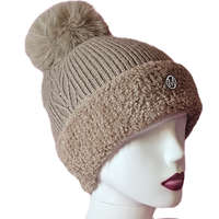 Női kötött polár béléses sapka anyagában mintás kövekkel Mogyoró