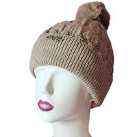 Női kötött polár béléses sapka anyagában mintás Púder