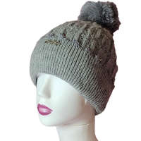 Női kötött polár béléses sapka anyagában mintás Szürke