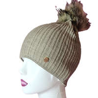 Női kötött sapka anyagában hosszában mintás Melír barna